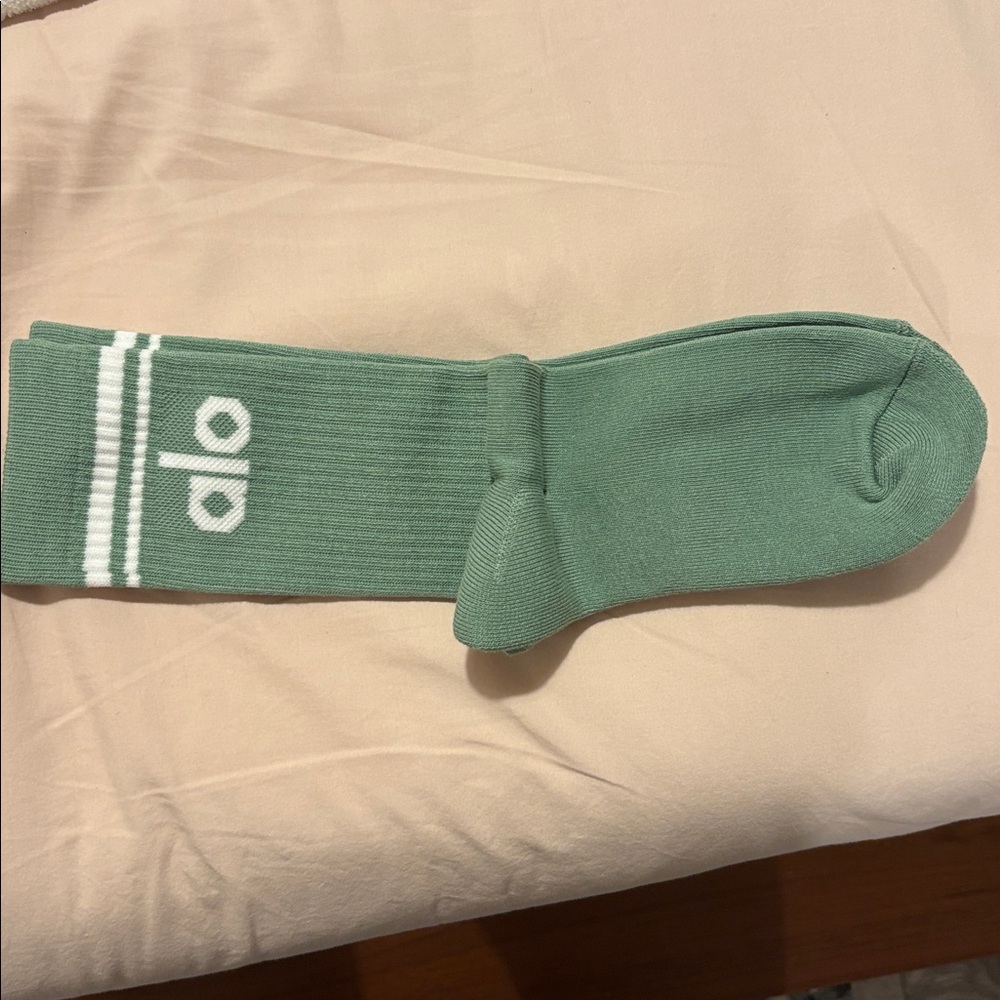 Alo Half Crew Throwback Socks - image 2
